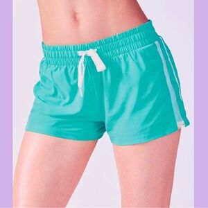 Fabletics Pamela Shorts in Island and White